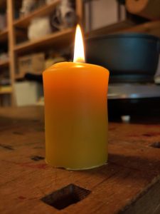 Mehr über den Artikel erfahren Die Herstellung von Kerzen aus Bienenwachs