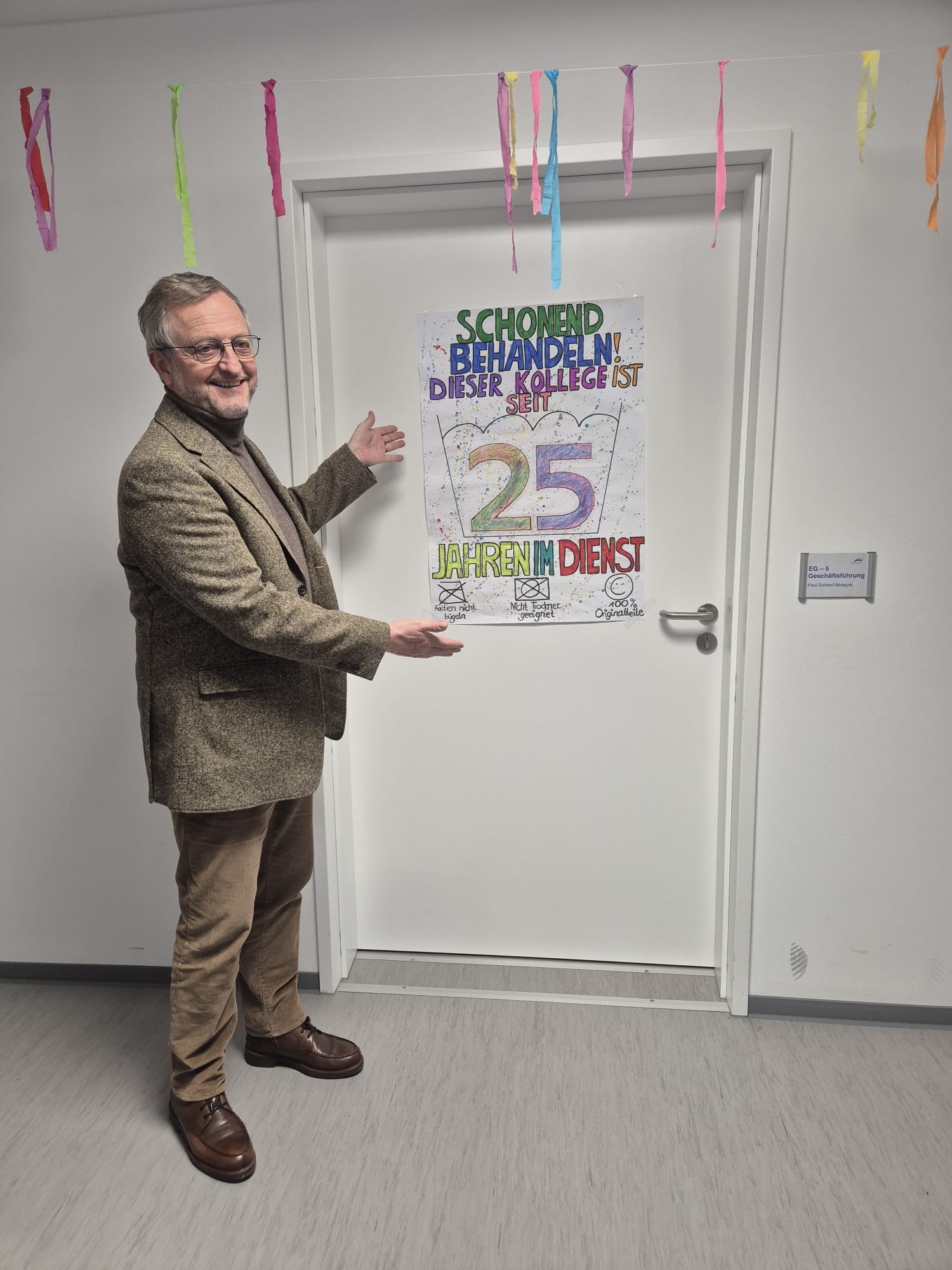 Mehr über den Artikel erfahren Herr Schlierf-Motejzik feiert seine 25 Jahre als Geschäftsführer in der „Brücke“